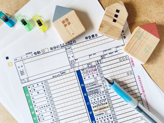 家の模型と確定申告書